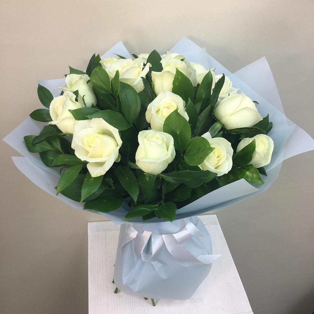 Букет 15 Белых роз Проуд в Бохане