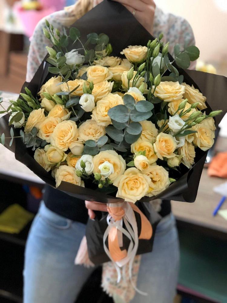 Букет цветов из: Розы и Лизиантусы в Бохане