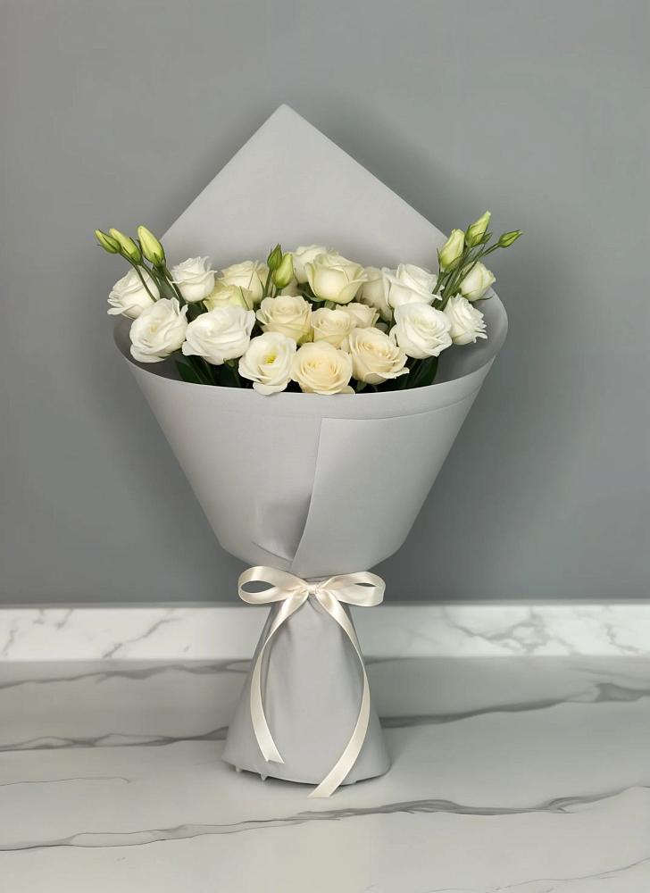 Букет цветов из: Розы и Лизиантусы в Бохане