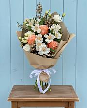Букет цветов из:  Альстромерии, Лизиантусы, Розы и Хризантемы в Бохане