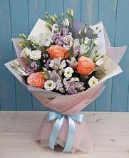 Букет цветов из:  Лизиантусы, Розы, Альстромерии и Гипсофила в Бохане