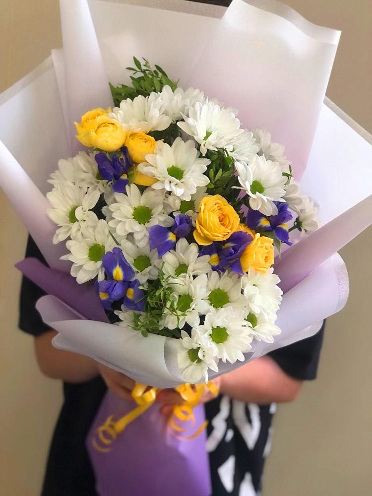 Букет цветов из: Ирисы, Хризантемы и Розы в Бохане
