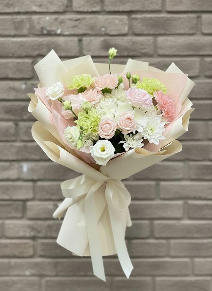 Букет цветов из: Гвоздики, Розы, Лизиантусы и Хризантемы в Бохане