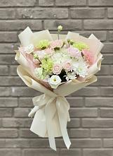 Букет цветов из:  Гвоздики, Розы, Лизиантусы и Хризантемы в Бохане