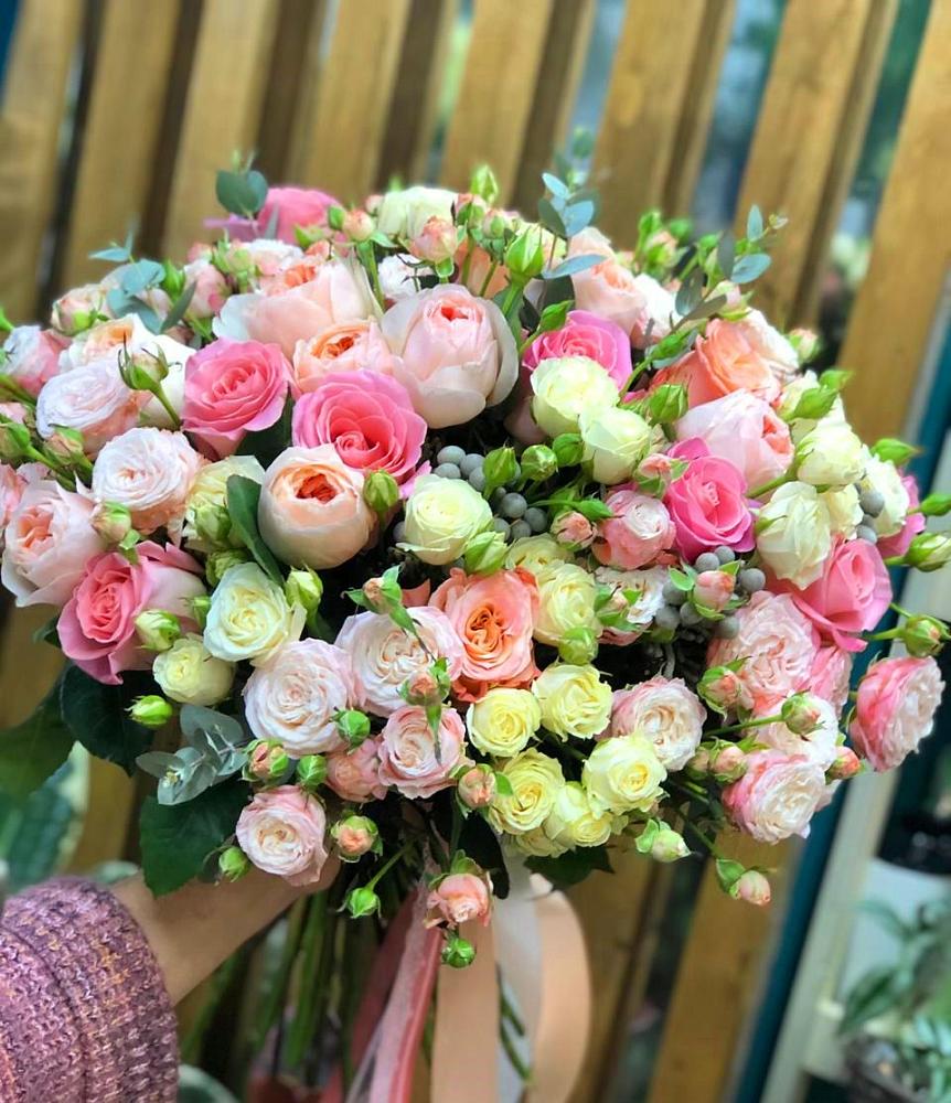 Букет цветов из: Розы в Бохане