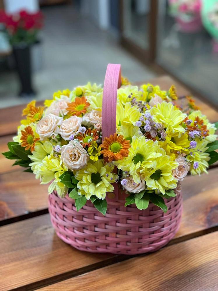Цветочная композиция из Хризантемы и Розы в корзине в Бохане