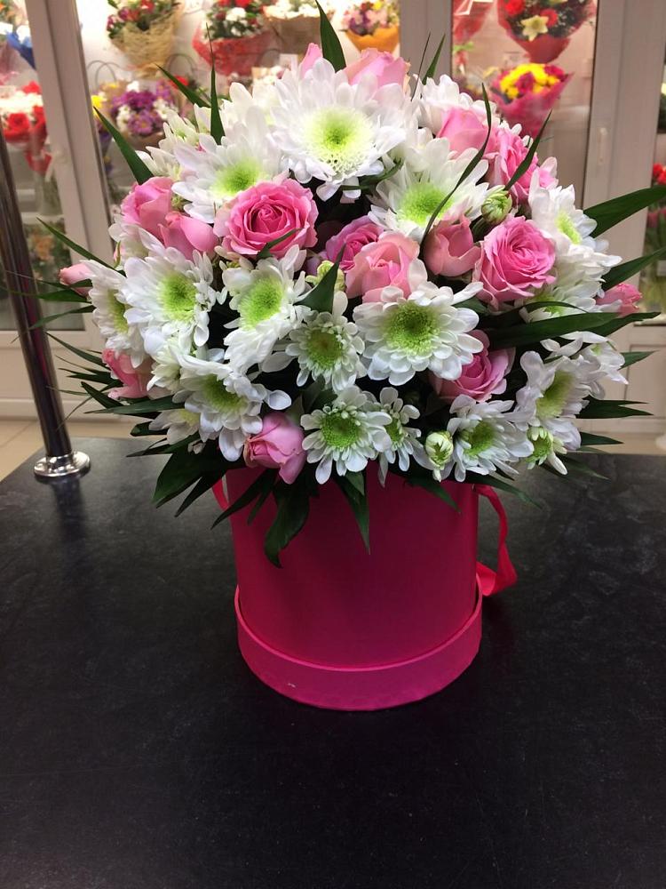 Цветочная композиция из Розы и Хризантемы в шляпной коробке в Бохане