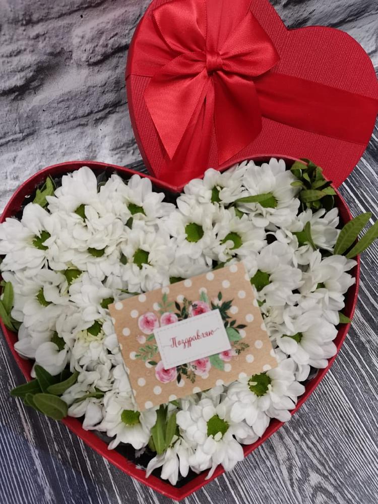 Цветочная композиция из Хризантемы в виде сердца в Бохане