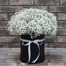 Цветочная композиция из Гипсофила в шляпной коробке в Бохане