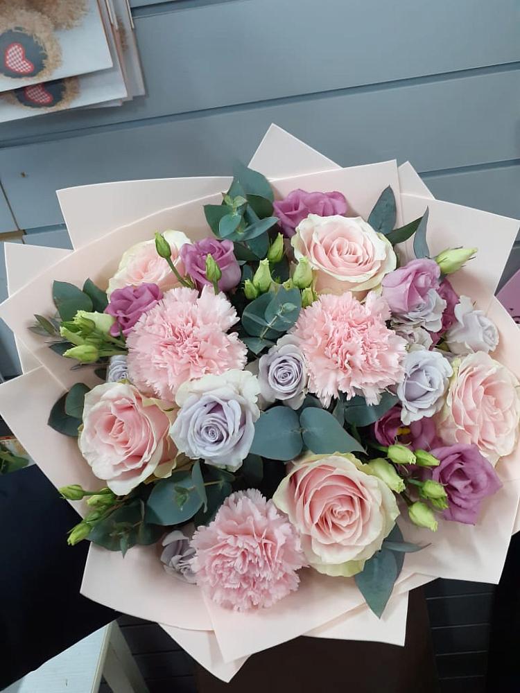 Букет цветов из: Розы, Гвоздики и Лизиантусы в Бохане