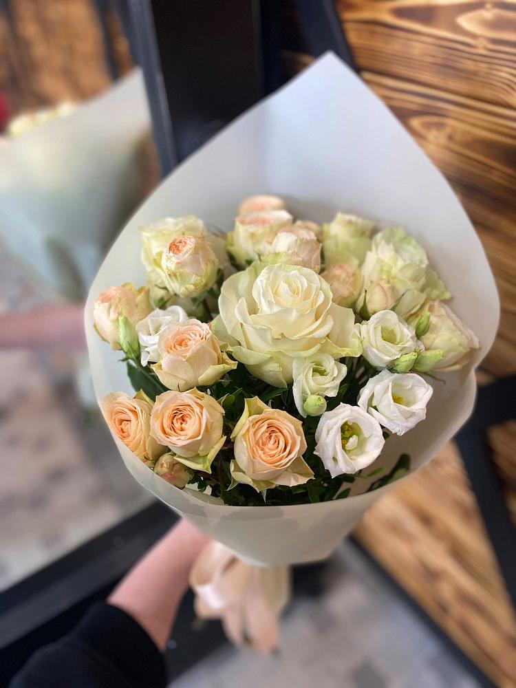 Букет цветов из: Розы и Лизиантусы в Бохане